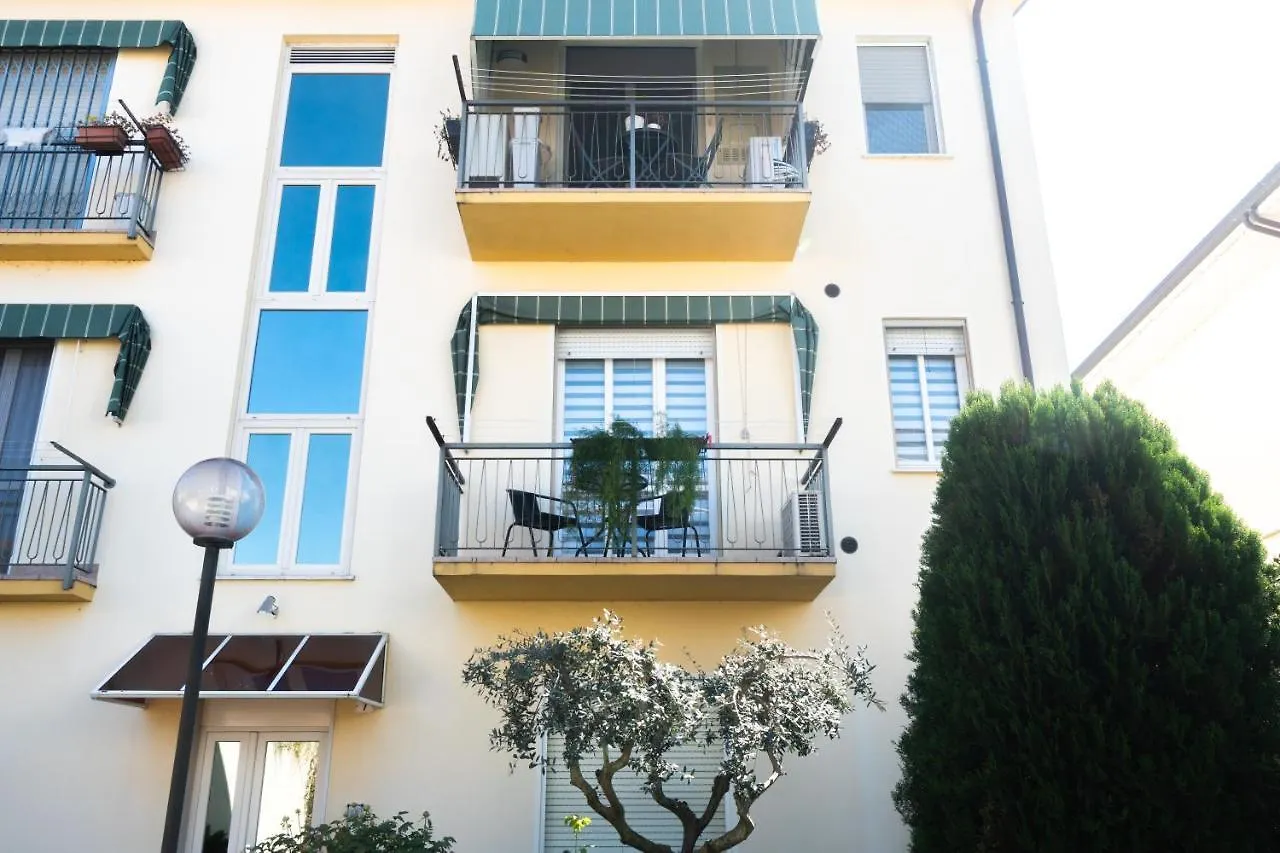 Viale Della Repubblica Free Parking E Wifi 1 Minute To Garda Lake ペスキエーラ・デル・ガルダ 0*,  イタリア