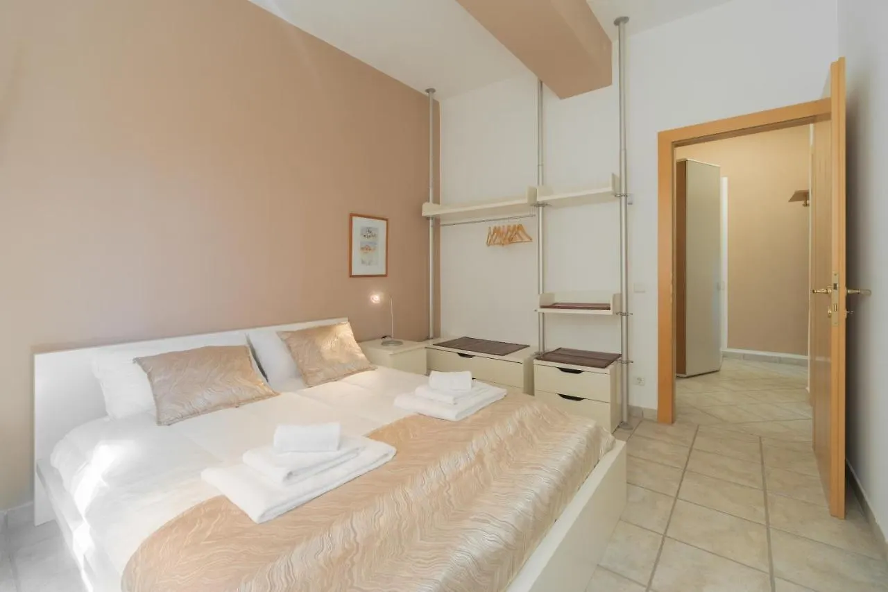 Appartamento Viale Della Repubblica Free Parking E Wifi 1 Minute To Garda Lake Peschiera del Garda