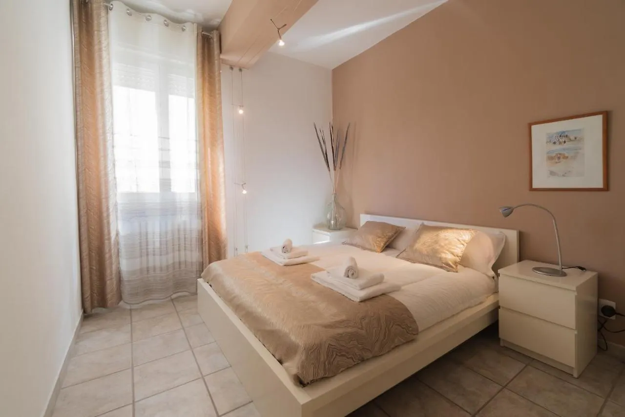 Viale Della Repubblica Free Parking E Wifi 1 Minute To Garda Lake Peschiera del Garda
